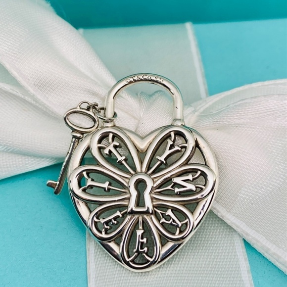 Tiffany & Co. Large logo Filigree Heart charm with Key 925 RARE  retired box - Picture 6 of 7